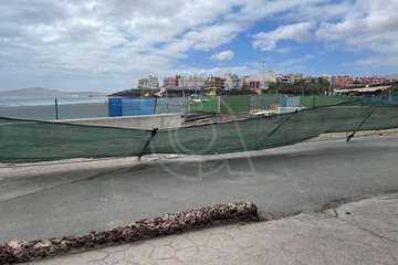 Los bomberos recolocan la valla caída de las obras del paseo de Melenara/TA.